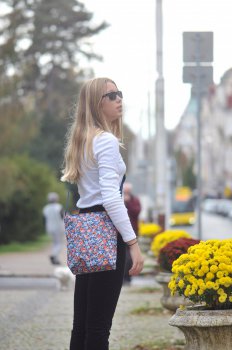 Kabelka s květinovým vzorem modrá Shoulderbag S viola blue HY4091, Reisenthel